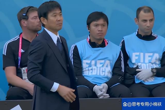 舞台上，单依纯和阿云嘎分别化身爱丽儿、亚历克王子，携手唱响各自代表曲目《你的世界》（Part Of Your World）、《狂野未知的海域》（Wild Uncharted Waters）组合而成的精选版金曲，并共同唱响奥斯卡最佳原创歌曲《在那海底》（Under The Sea）将现场气氛推向高潮